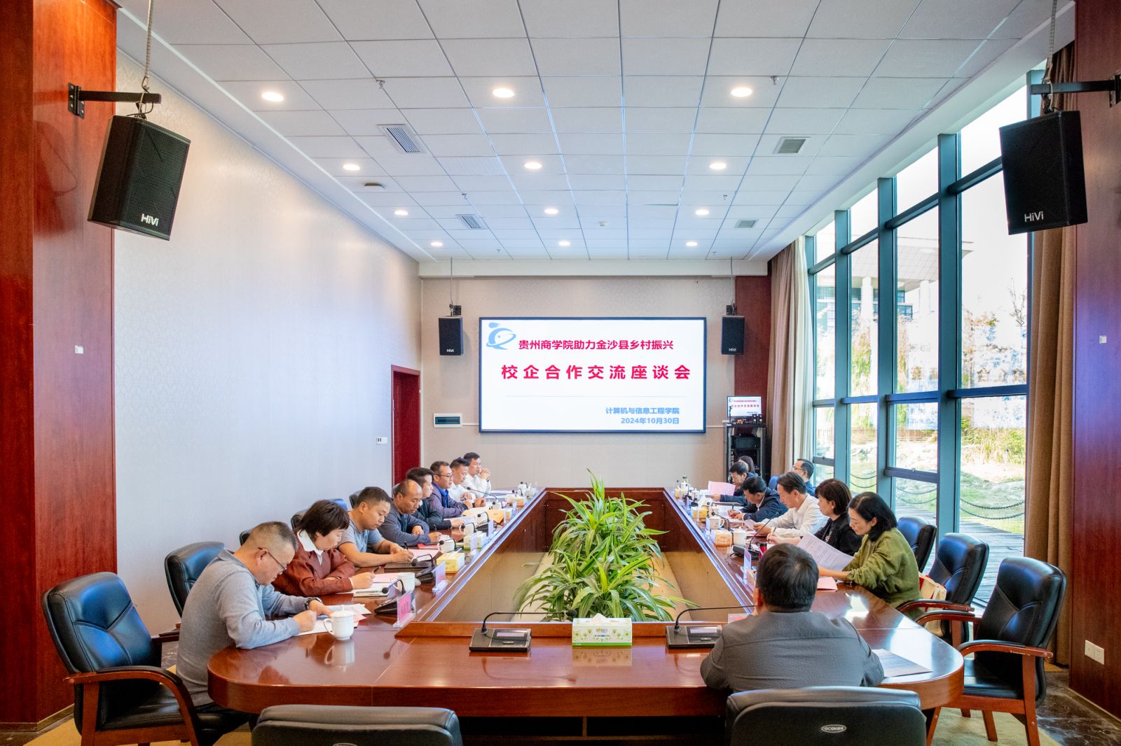 图片包含 室内, 桌子, 天花板, 窗户
描述已自动生成