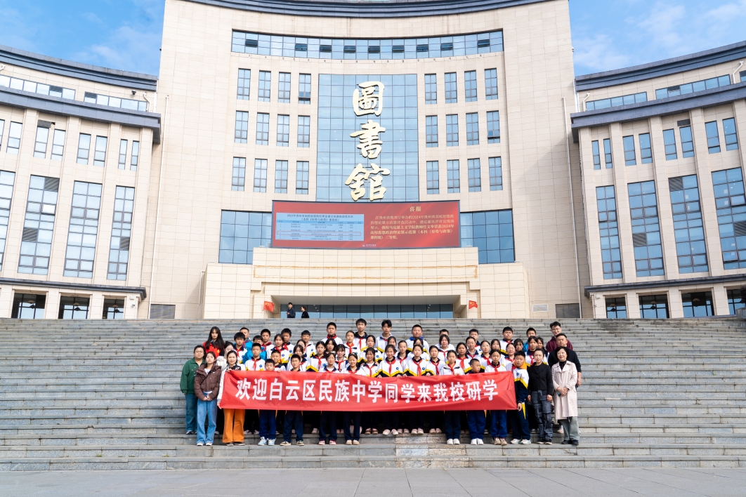 建筑前的广场上有许多人

中度可信度描述已自动生成