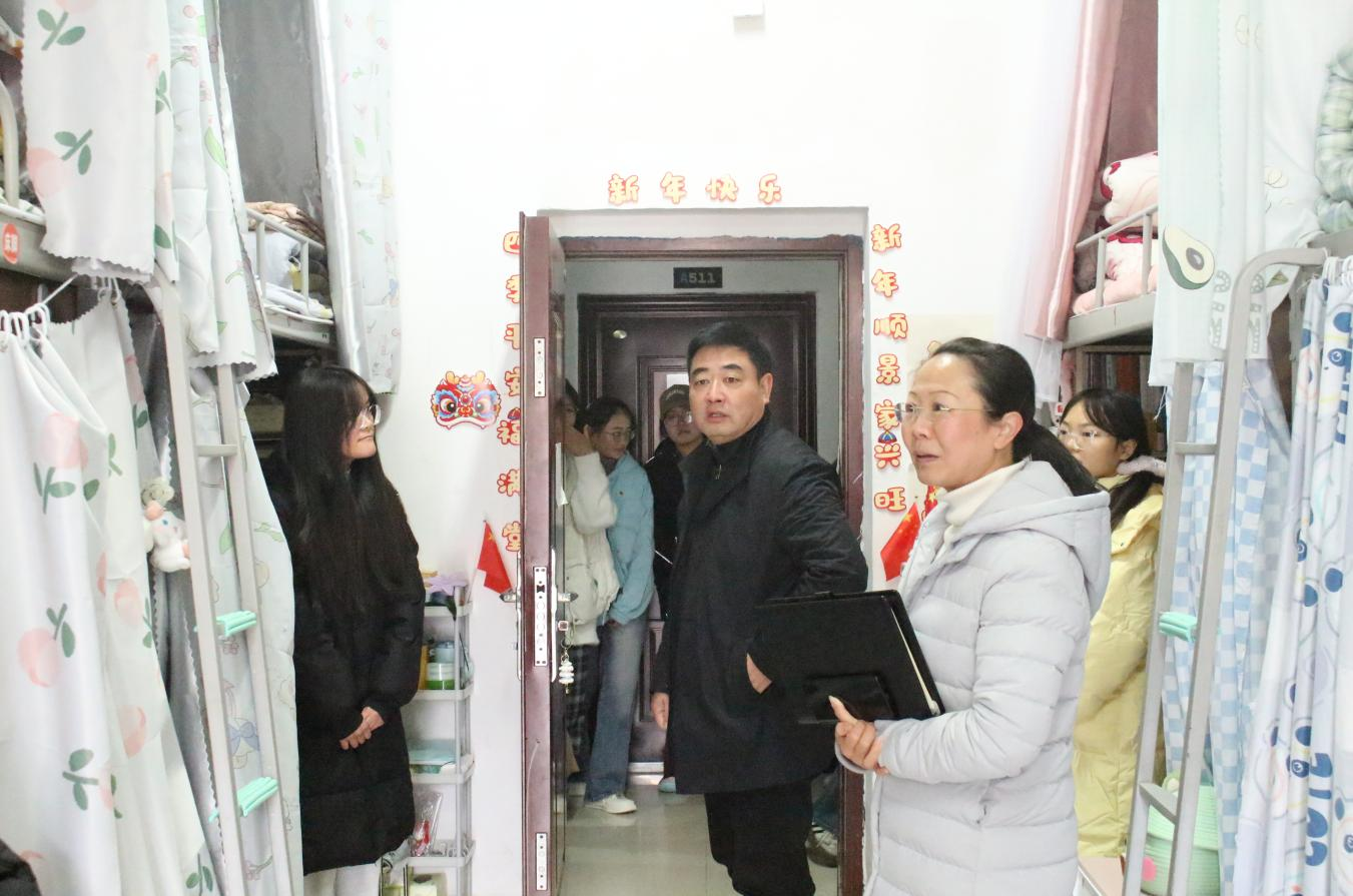 图片包含 室内, 人, 站, 男人

描述已自动生成